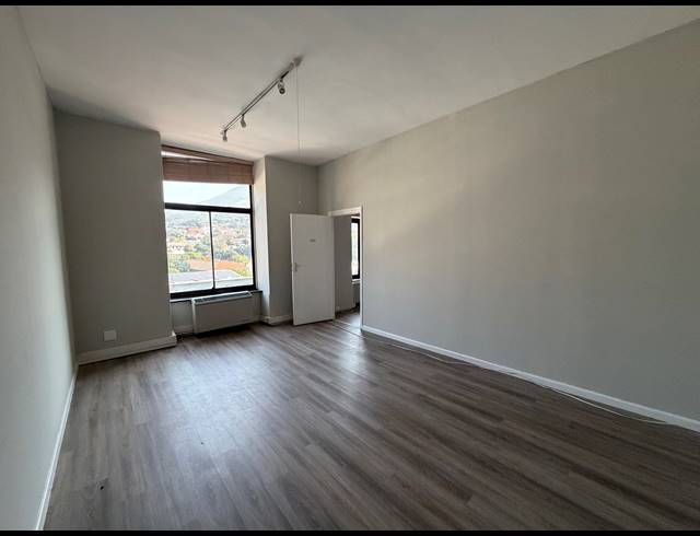 66M² BUILDING TO LET IN GARDENS